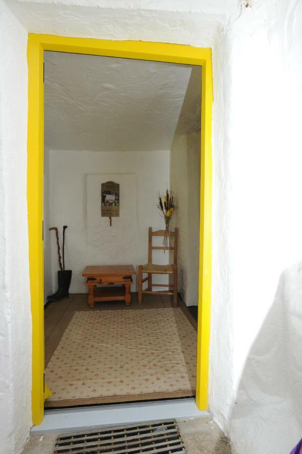 Yellow Cottage, Doolin Knockfin Cross Roads Bagian luar foto