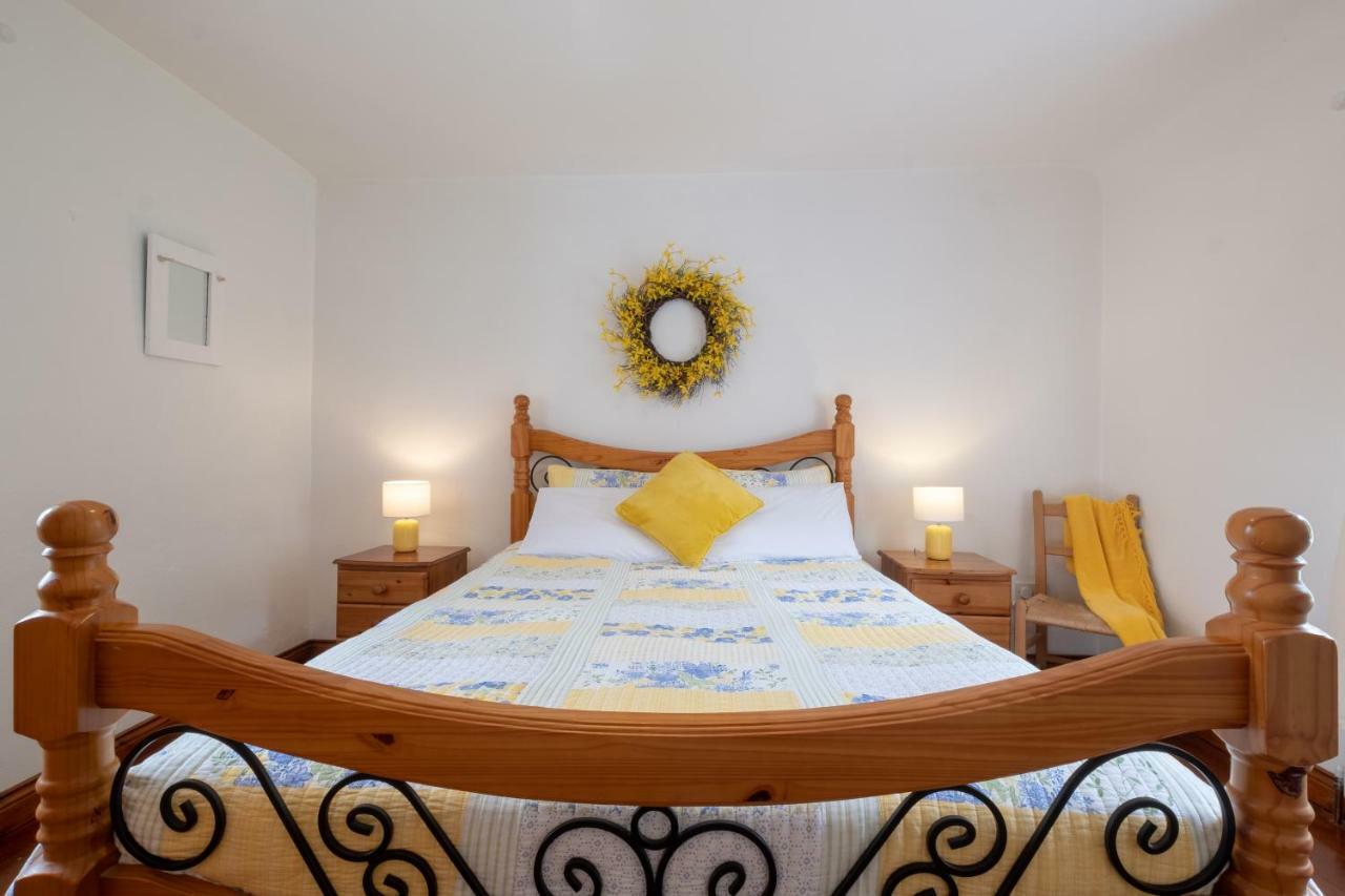 Yellow Cottage, Doolin Knockfin Cross Roads Bagian luar foto
